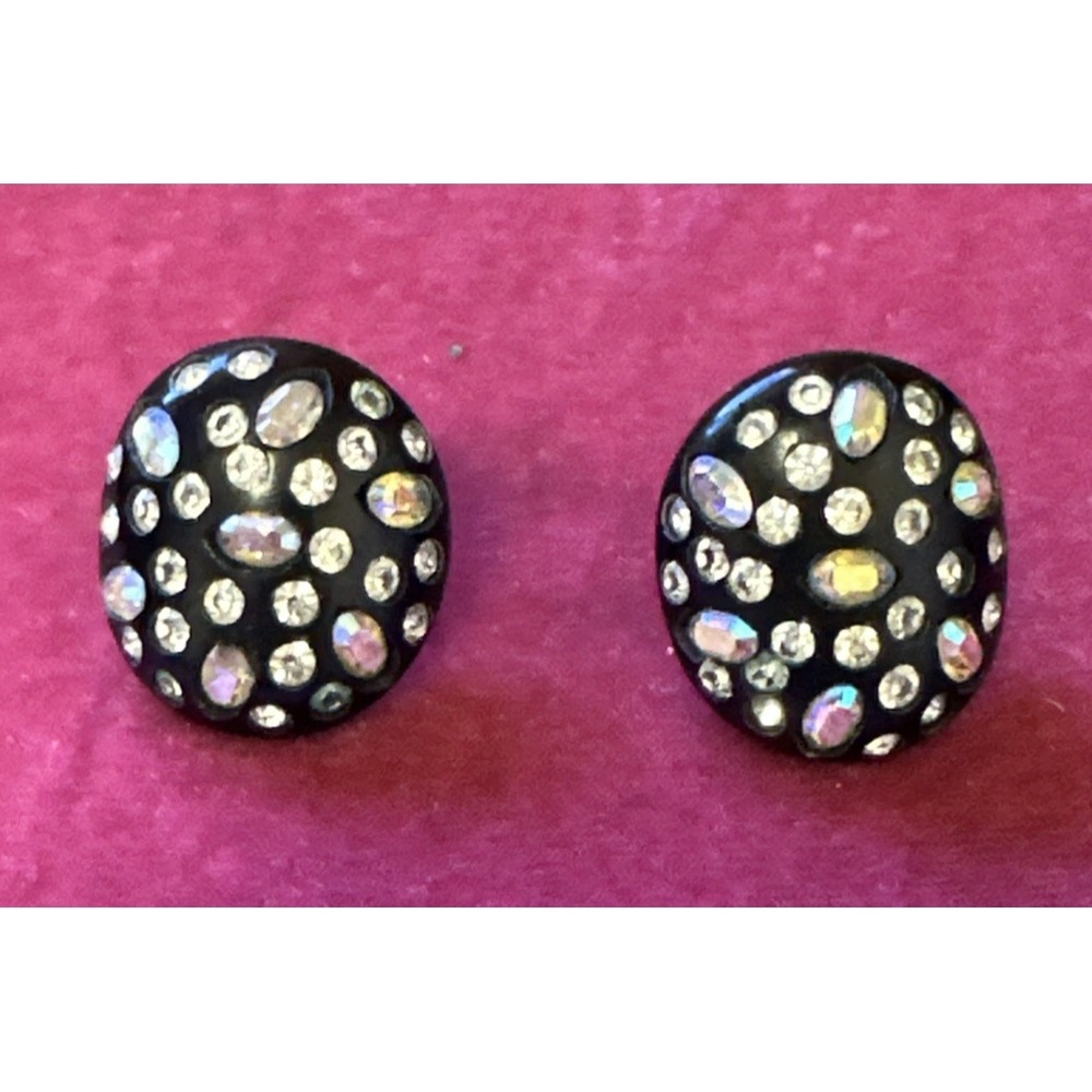 1950'S WEISS BLACK LUCITE ENCRUSTED CRYSTAL AB RHINESTONE OVAL CLIP EARRINGS - Picture 4 of 12